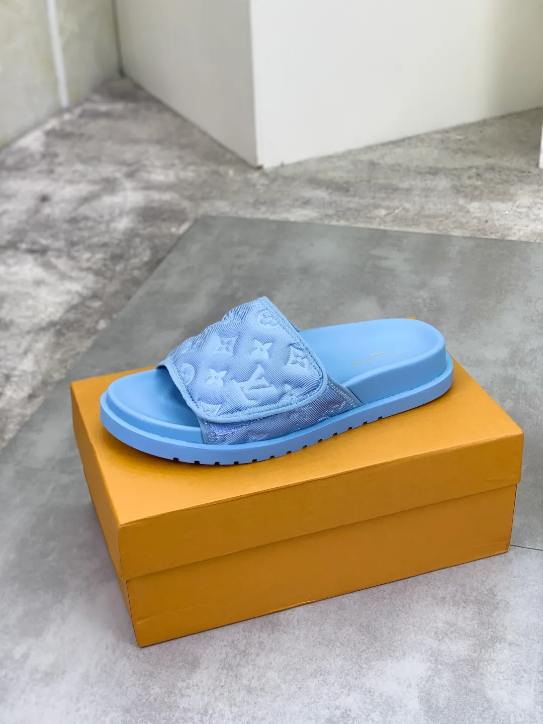 Men's shoes 💰P320 💰[New style]🆘 Original quality [LOUIS VUITTON] The popular Louis Vuitton LV men's slippers on the official website are on sale simultaneously! Original fabric imported from Italy, original factory special supply, code number: 38-44 (45 customized), many colors available